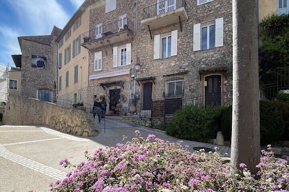 Explore Cannes Countryside in Style with our Classic Bus Tours!