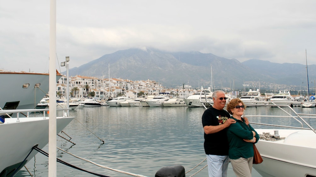 Charger l’élément 3 sur 5. Couple enjoying the Marbella & Banus Tour from Malaga