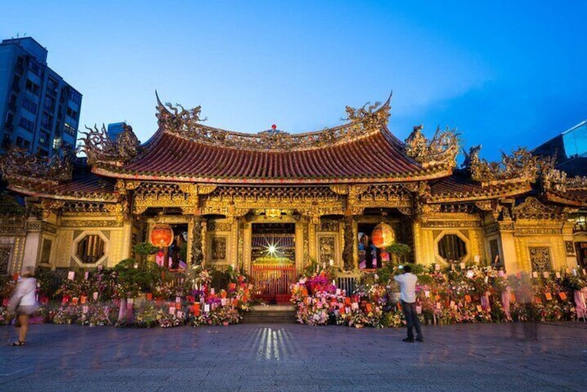 Night tour of famous sightseeing spots and bars in Taipei city