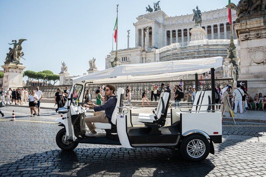 Ready for an unforgettable journey through the Eternal City? Hop on!