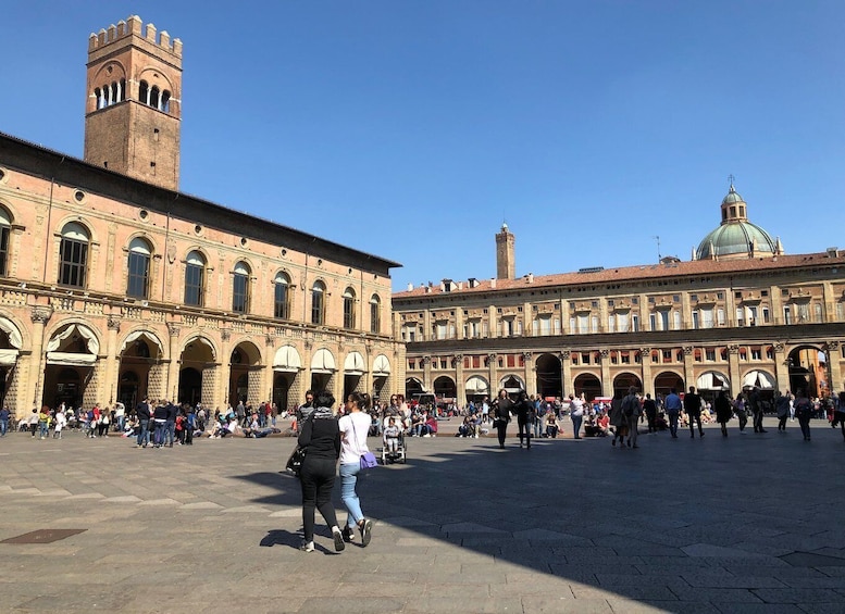 Bologna: Guided Architecture Walking Tour