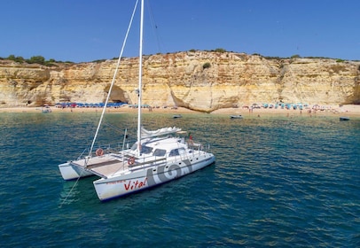 Vilamoura: crucero turístico guiado con barbacoa en la playa y bebidas