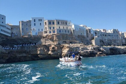 Monopoli Shared tour by Gozzo boat to the Polignano caves