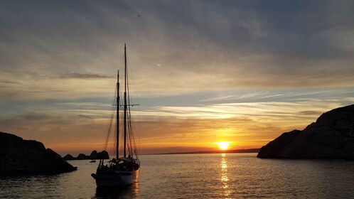 Marseille: Sonnenuntergangs-Segeltour mit Abendessen und Getränken