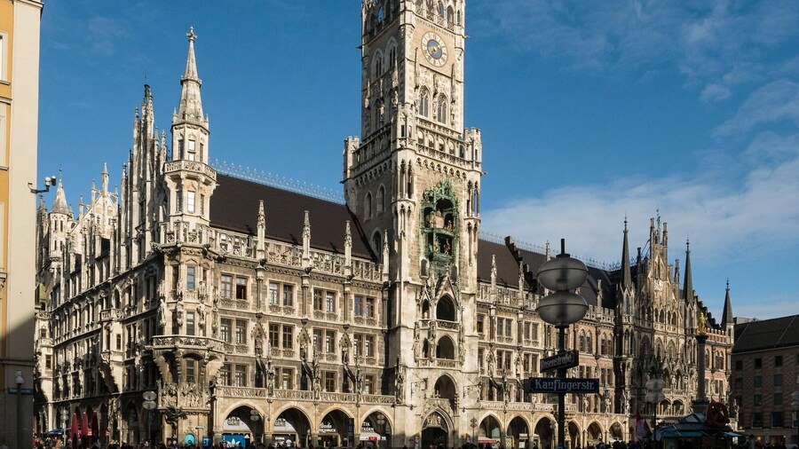 Munich: Guided Tour of the historic Town Hall on Marienplatz