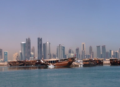 Doha: crucero privado en dhow con paseo por la cornisa