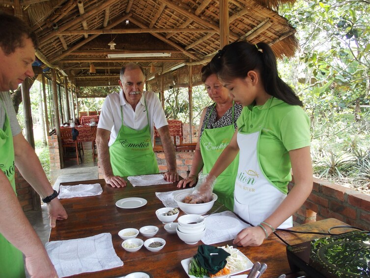 Private Bike Tour of Thuy Bieu Village & Thien Mu with Cooking Class