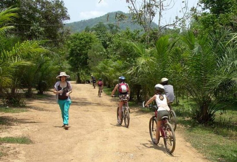 Private Bike Tour of Thuy Bieu Village & Thien Mu with Cooking Class