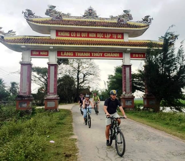 Private Bike Tour of Thuy Bieu Village & Thien Mu with Cooking Class