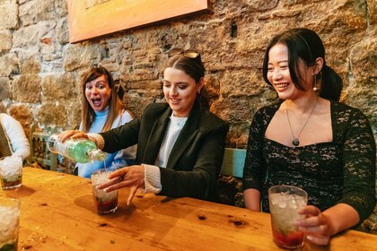 Barcelona: Barcelonassa: Cocktail Master Class by Mixologist with Tapas Eng...