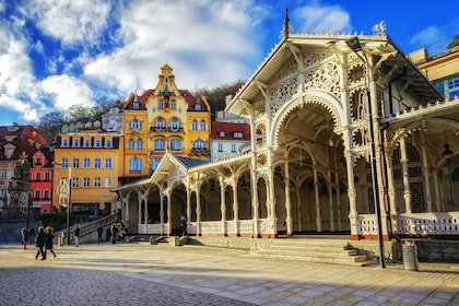 Desde Praga: recorrido privado por Karlovy Vary y la fábrica de cristal