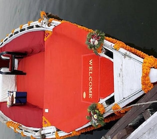 Varanasi: tour nocturno en barco Arti con cena