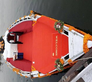 Varanasi: excursion en bateau Arti en soirée avec dîner