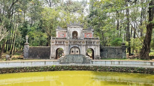 Patrimonio de Hue: Visita en Coche Privado a 3 Tumbas y Pagoda Tu Hieu