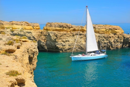 Albufeira: 3-stündige Yachtkreuzfahrt tagsüber/bei Sonnenuntergang nach Ben...