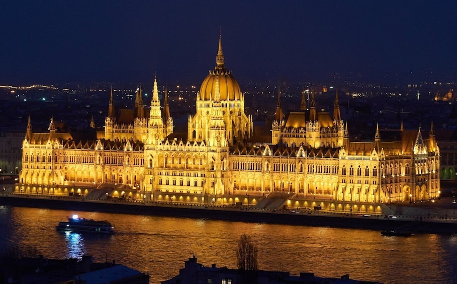 Budapest: 2-Hour Small Group Night Walking Tour