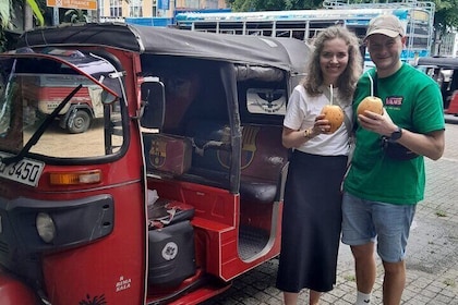 Tour privado por la ciudad de Colombo en tuk tuk mañana y noche