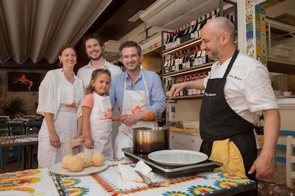 Taormina: Arancino maken met drankjes