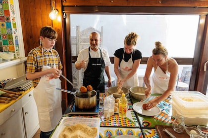 Taormina: Arancino maken met drankjes