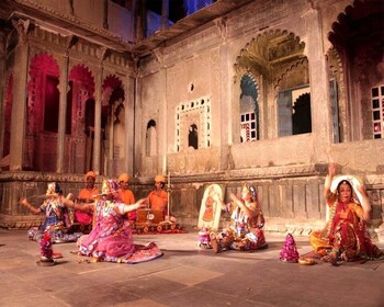 Udaipur: Evening Boat Ride with Puppet Show and Dinner