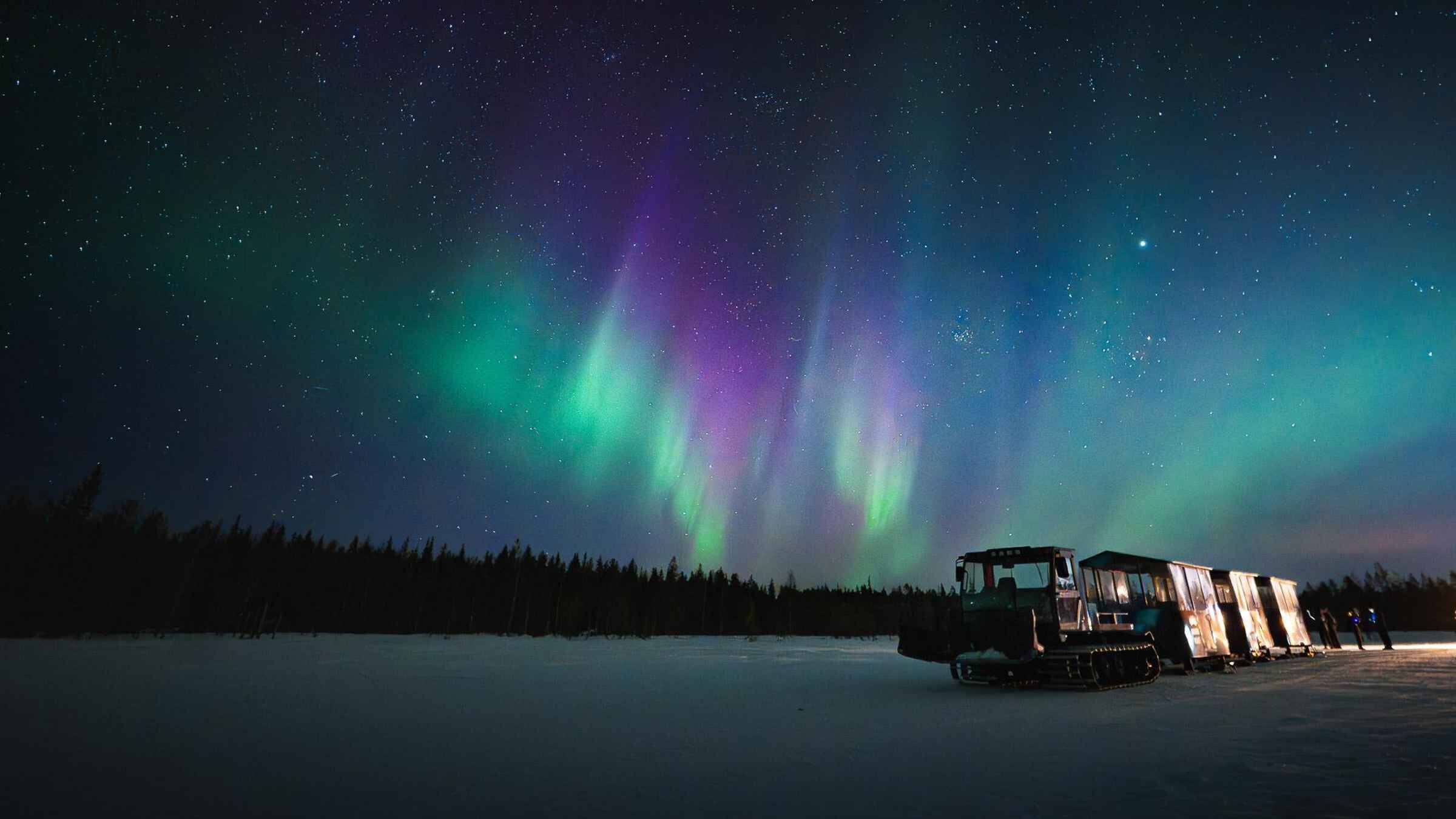 Rovaniemi: Snowtrain to Northern Lights Camp