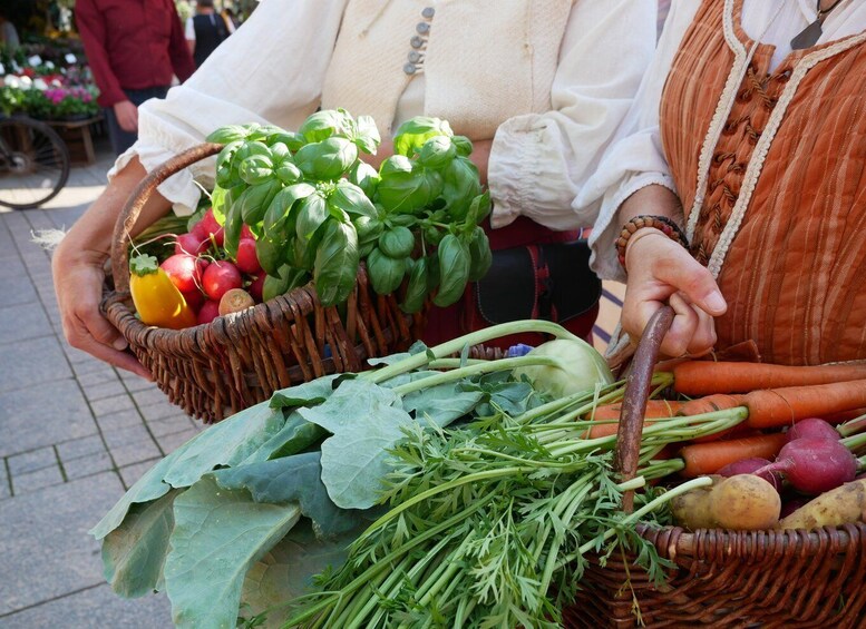 Picture 3 for Activity Ulm: Guided tour through the weekly market with tasters