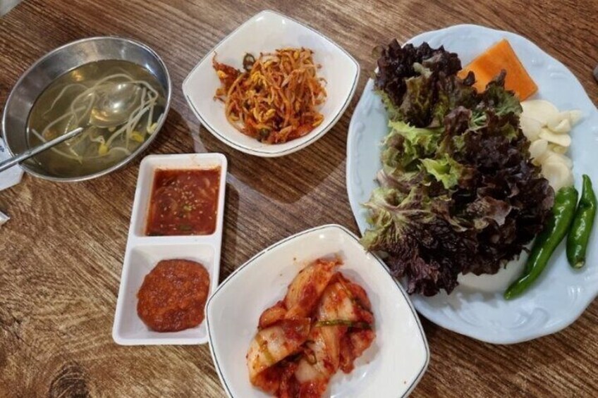 This is the basic side dishes. Kimchi, Ssamjang-sauce and lettuce for Ssam. I'll let you know how to eat.