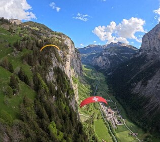 Mürren: Gleitschirmfliegen über Lauterbrunnens Felsen und Wasserfälle