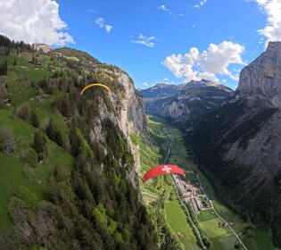 Mürren: ร่มร่อนเหนือหน้าผา Lauterbrunnen และน้ำตก