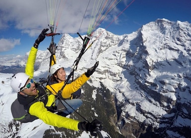 Mürren: Paragliden boven de kliffen en watervallen van Lauterbrunnen