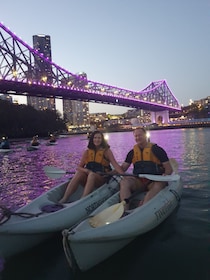 Brisbane: Excursión nocturna en kayak por el río iluminado