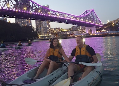Brisbane: Tour notturno del fiume illuminato in kayak