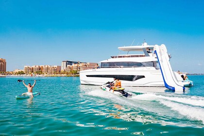 Ras al-Khaimah: Yacht Cruise with BBQ and Drinks