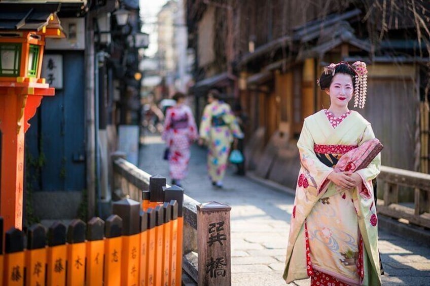 Kyoto Gion Tour Maiko or Geisha Dinner with Lunch Included