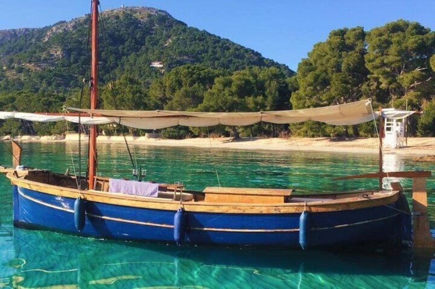 Traditional Mallorcan Boat Tour with Tapas and Drinks in Alcudia