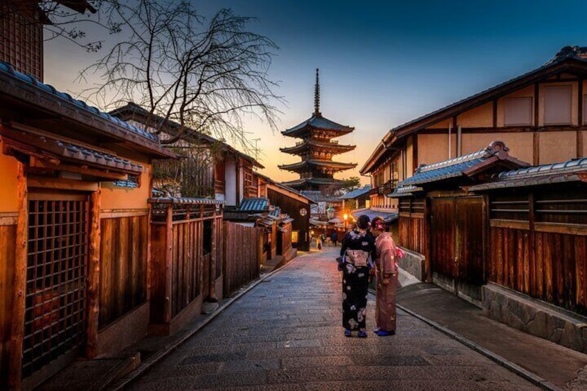 Kyoto Sunset Tour: Gion district, Pontocho, Yasaka & Secrets