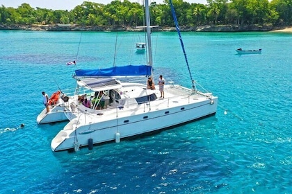 Private Catamaran for Groups with lunch, drinks and Music