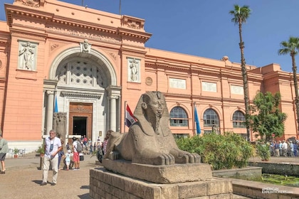 Pyramiden von Gizeh, Ägyptisches Museum vom Hafen von Alexandria aus