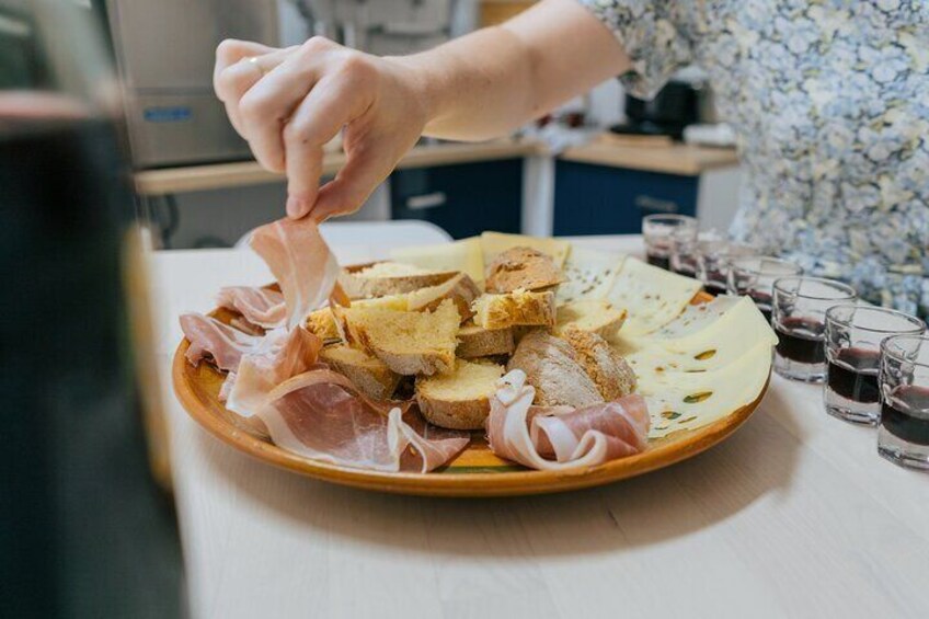 sLOVEnian Strukelj Traditional Cooking Class