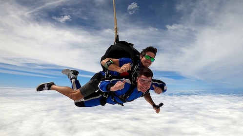 Sídney: salto en paracaídas en tándem con traslados opcionales