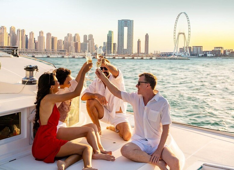 Dubai: Luxury Sunset Yacht Tour with Snacks and Drinks