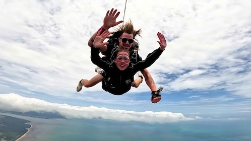 Airlie Beach: Beach Landing: Tandem laskuvarjohyppykokemus rannalla