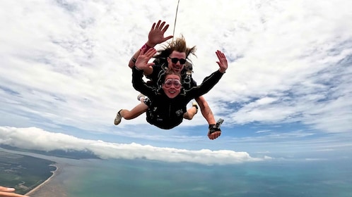 Airlie Beach: Tandem-Fallschirmspringen mit Strandlandung