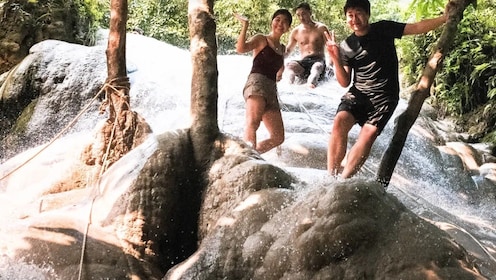 Sube a una cascada pegajosa única en Chiang Mai