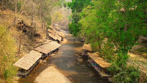 Faites du rafting en bambou le long de la rivière Mae Wang à Chiang mai
