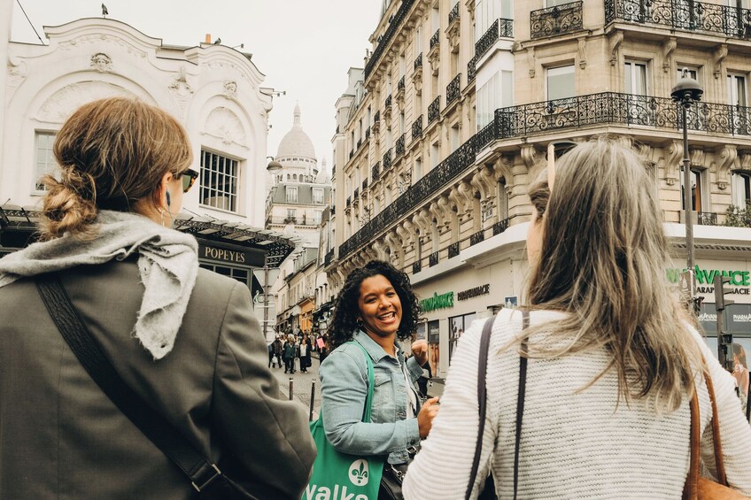 VIP Montmartre Walking Tour with Exclusive Wine Tasting