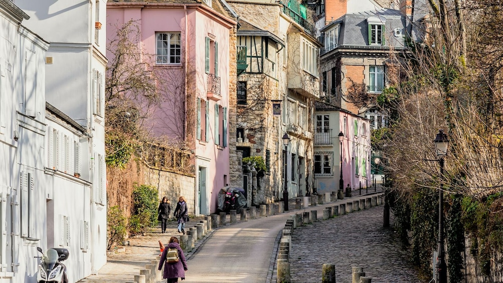 VIP Montmartre Walking Tour with Exclusive Wine Tasting