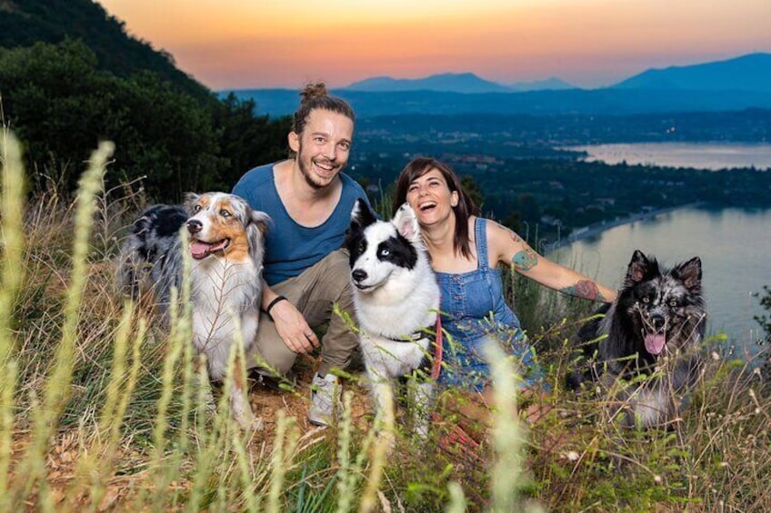 Sunset on Lake Garda - Photo of couple with extended family 12