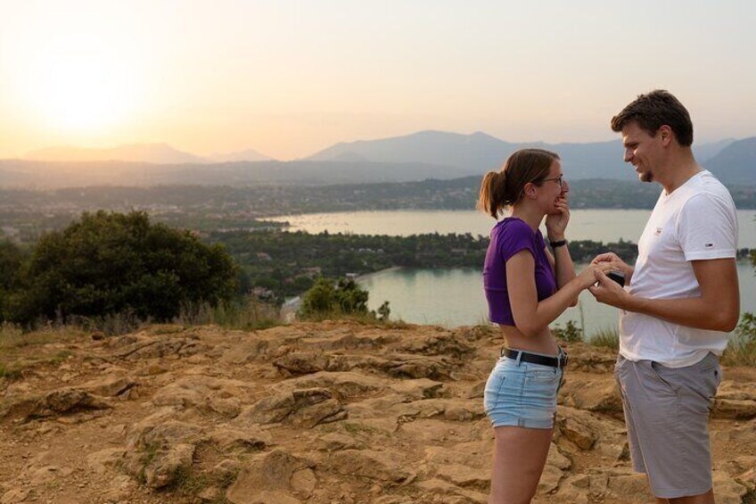 Marriage proposal on Lake Garda - Tourist couple 14
