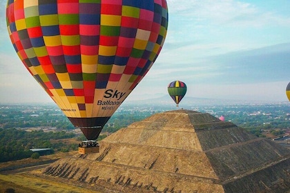 Balloon flight with pick up in CDMX + Breakfast + Pyramids